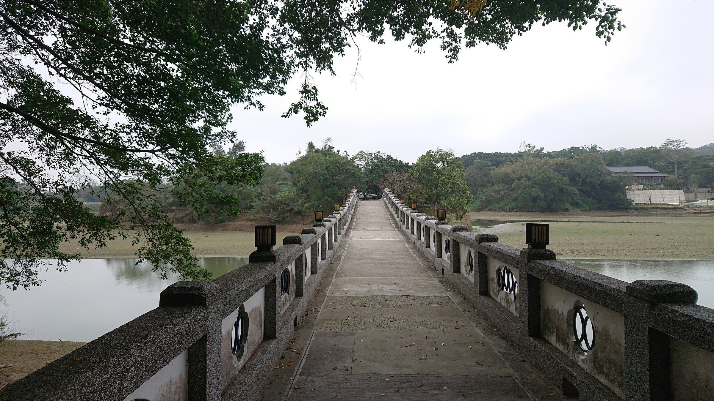 新竹青草湖映月橋橫跨湖面