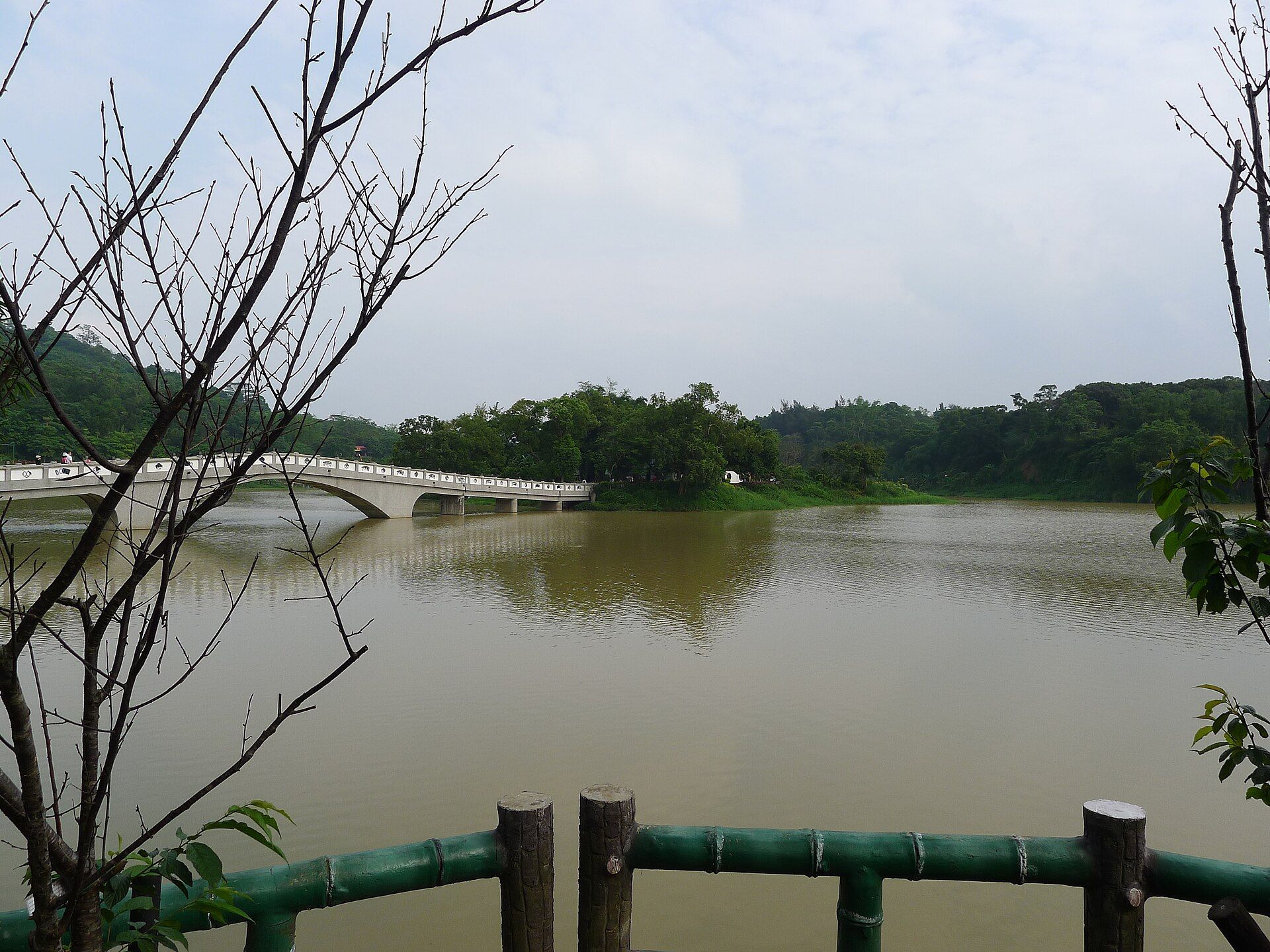 於飛島周邊望向青草湖與映月橋的湖景